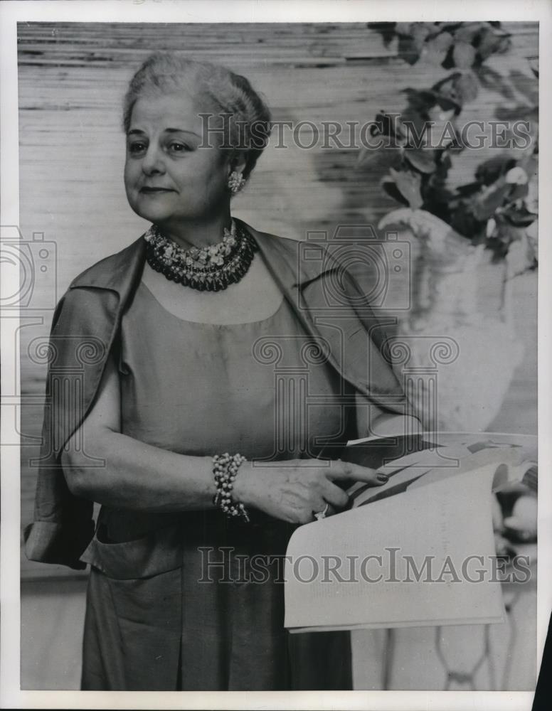 1952 Press Photo Jewelry for the mature lady. - Historic Images