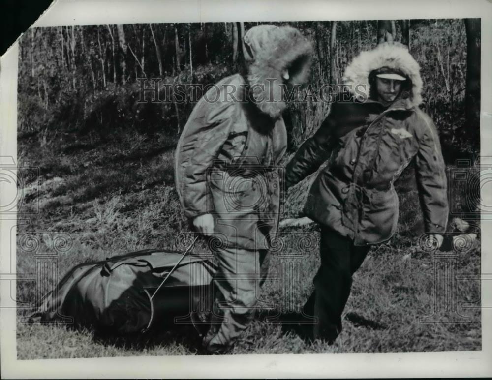 1950 Press Photo Soldiers dragging a Neoprene hut - Historic Images