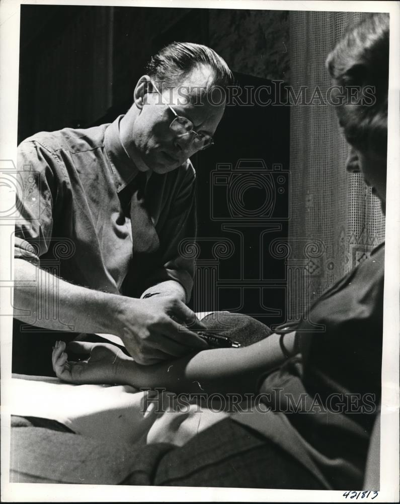 1937 Press Photo The Weaker Sex Have The Strongest Nerves - Historic Images