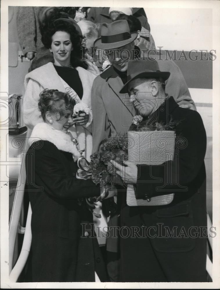 1959 Press Photo Model Betty Jean Miller Presents Bouquet To Russian Dignitary - Historic Images