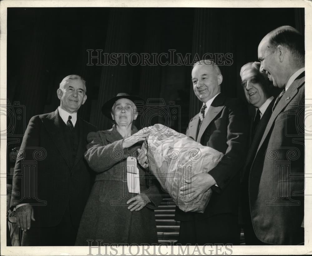 1943 Press Photo Alice Davis Presents 50 Pound Maine Potato Sack To Marvin Jones - Historic Images