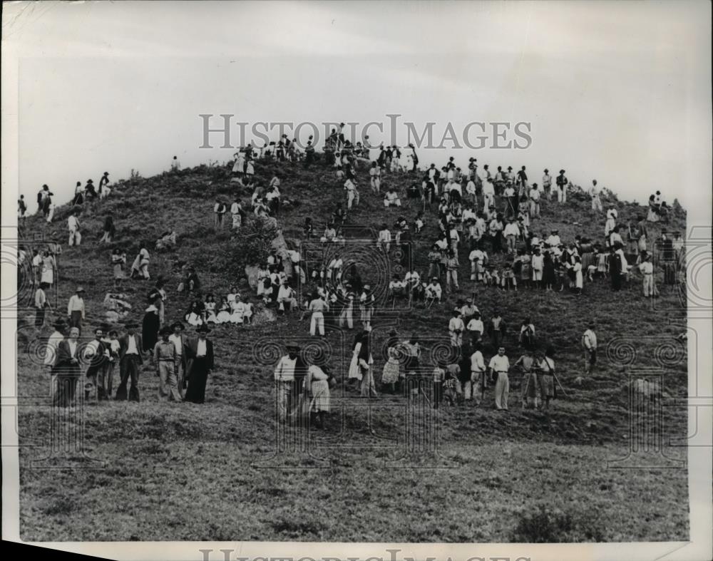 1958 Press Photo Squatters threaten to battle Police - Historic Images