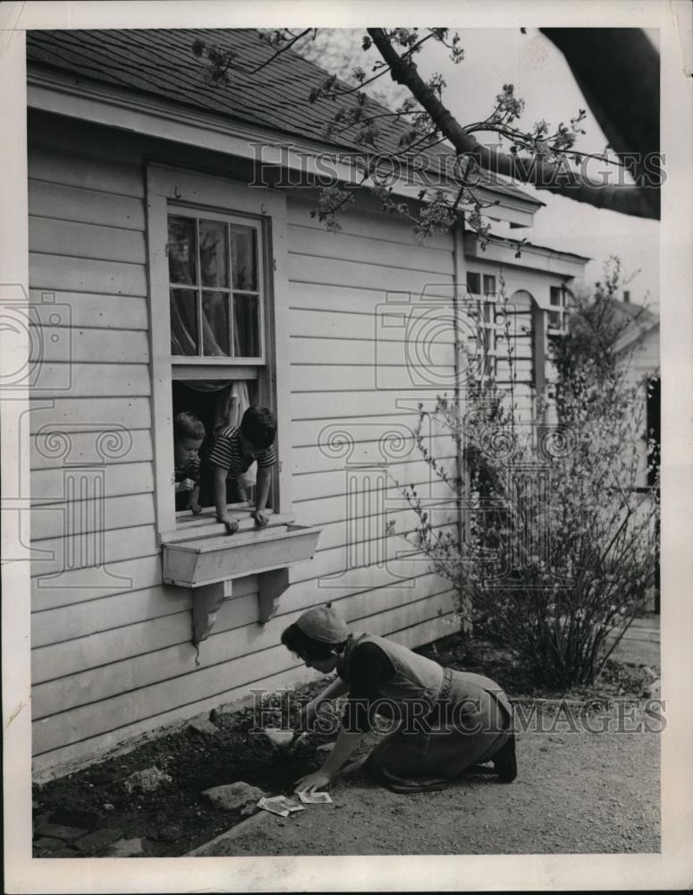 1941 Press Photo David McLane W/Brother Watches Mother Mrs. McLane Plant Flowers - Historic Images