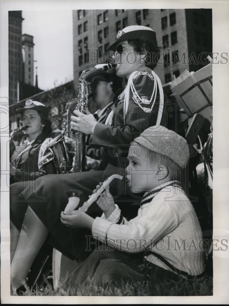 1950 Press Photo John Ranier Gets Into The Act With His Toy Saxophone - Historic Images