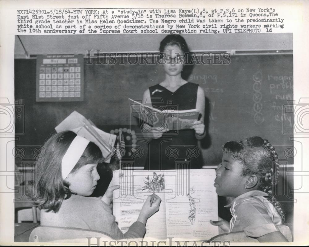 1964 Press Photo New York at a study in with Lisa Kaye is Theresa Bowman and - Historic Images