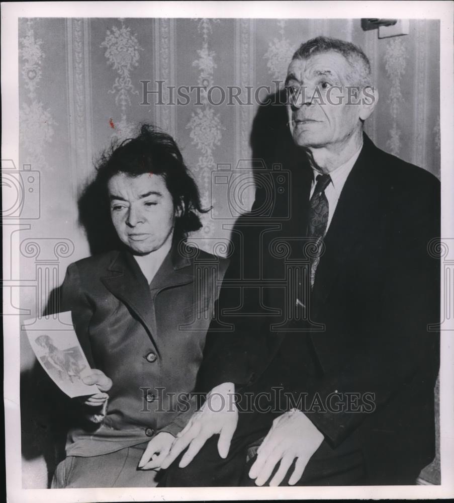 1952 Press Photo Mary Bedrosian 35 Holding Picture of Late Seeing-Eye Dog Toppy - Historic Images