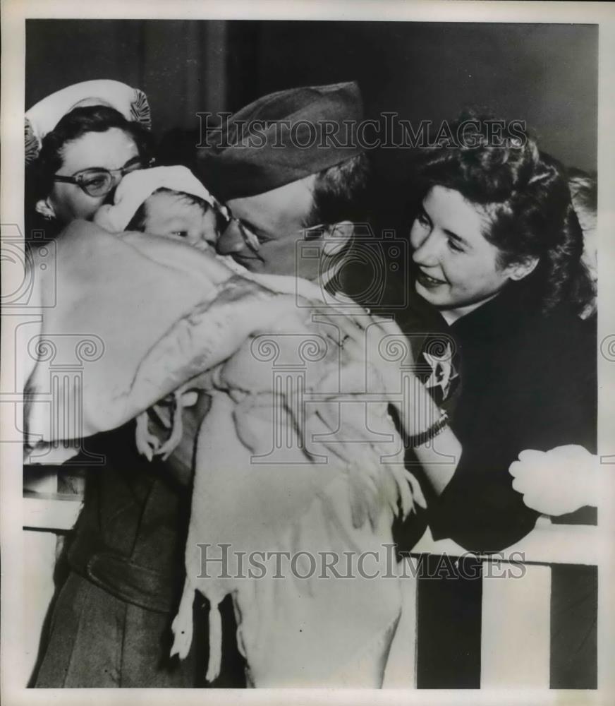 1951 Press Photo Sergeant First Class Irving Redding with wift Maxine and son - Historic Images