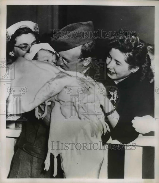 1951 Press Photo Sergeant First Class Irving Redding with wift Maxine and son - Historic Images