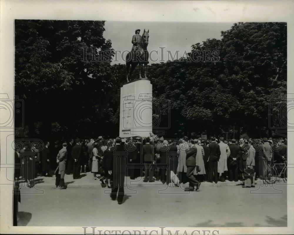 1940 Press Photo Demonstrators gathered around King Albert&#39;s statue for protest - Historic Images