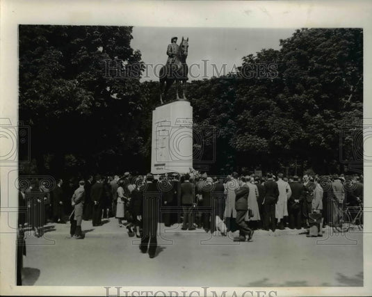 1940 Press Photo Demonstrators gathered around King Albert's statue for protest - Historic Images