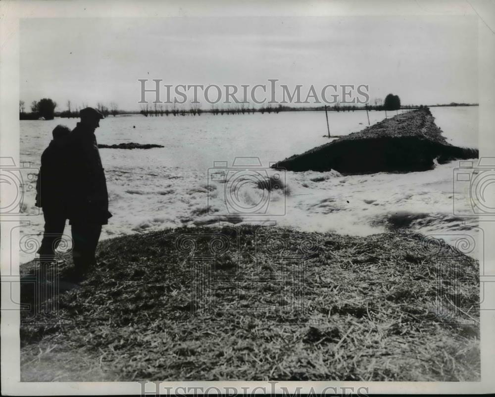 1947 Press Photo Ouse river , pouring more water near Earith, England - Historic Images