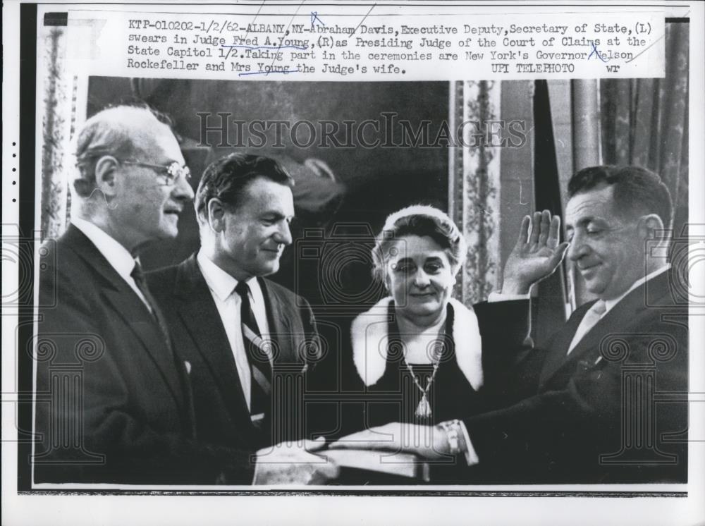 1962 Press Photo Executive Deputy, Secretary of State, swears in Judge Fred A. - Historic Images