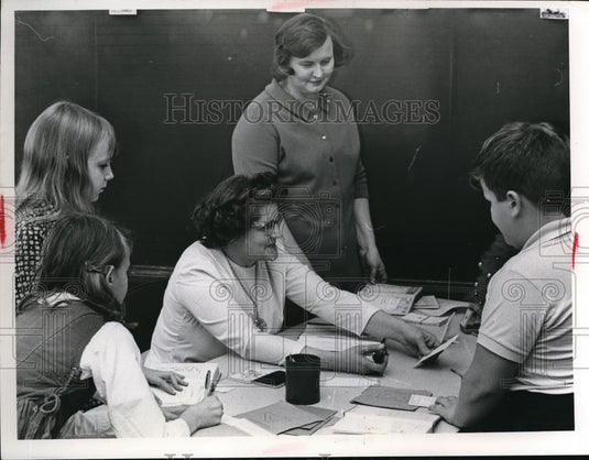 1966 Press Photo Mrs. Stanley Remlsus and Mrs James Ahlstrom - Historic Images