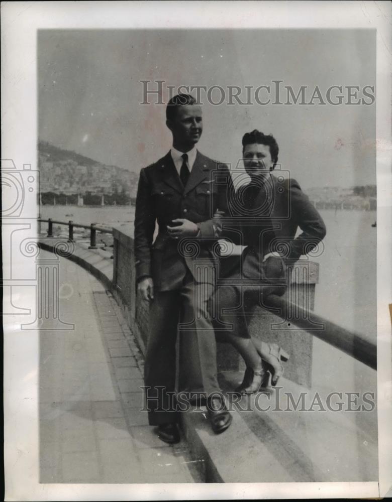 1943 Press Photo Mrs Bonita Caputi spent 8 days at Bombardment with her baby - Historic Images