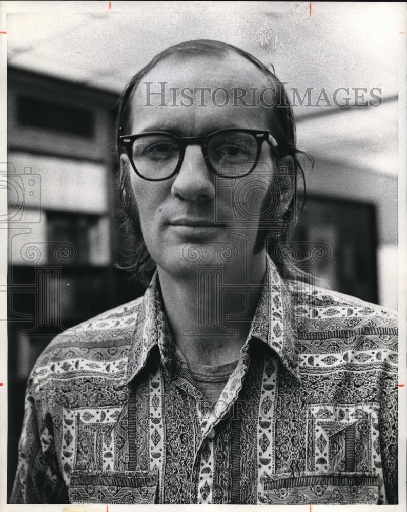 1972 Press Photo David G. Muller Posing for Photograph - Historic Images