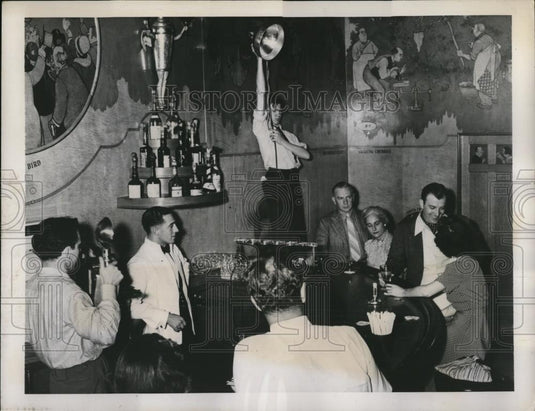 1940 Press Photo Commercial photographer John O'Reilly eliminates the shadow - Historic Images