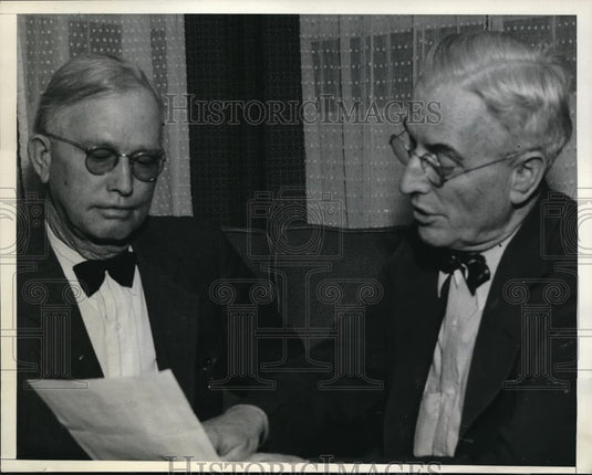 1936 Press Photo Earl Freeman reviewing his 25,000 marriages performed - Historic Images