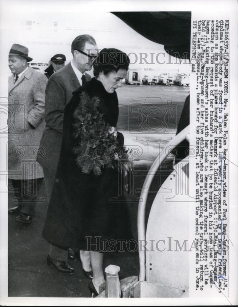 1959 Press Photo Mrs.Helen Nolan widowed of UN Diplomat at Idlewild Airport - Historic Images