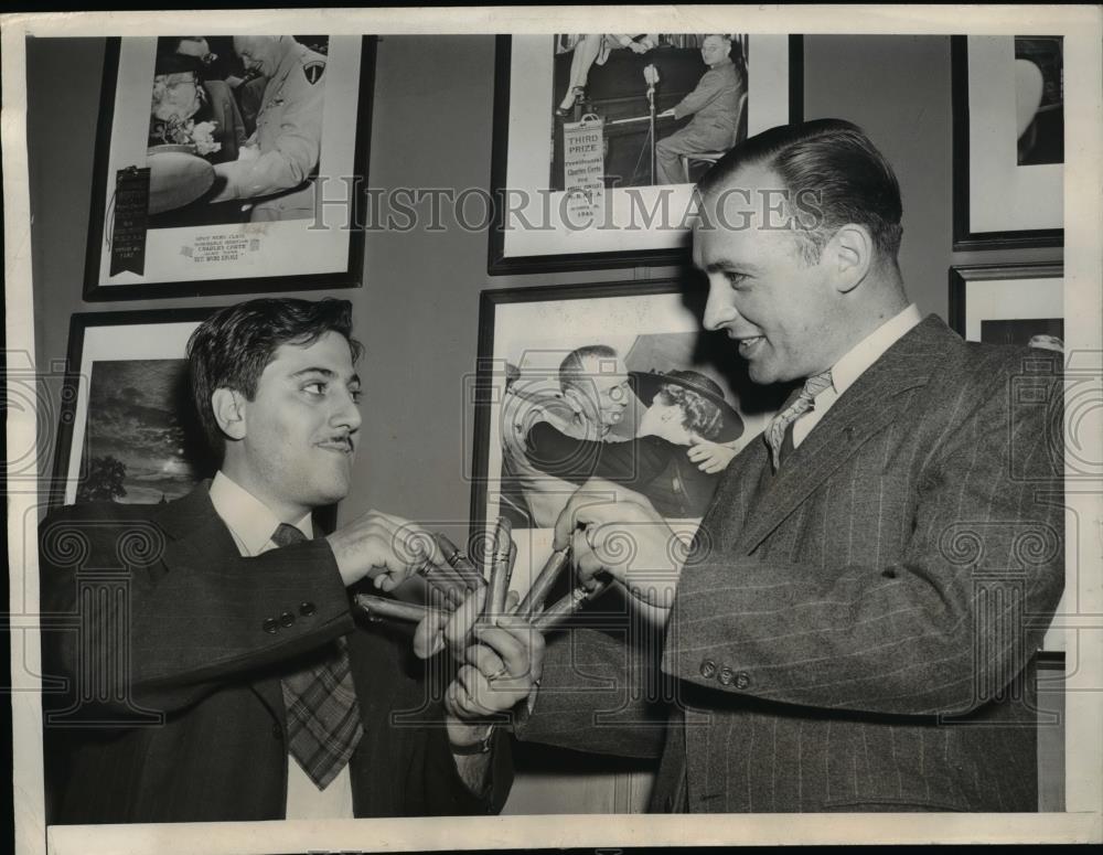 1946 Press Photo Two Happy Gents Exchanging Smokes - Historic Images