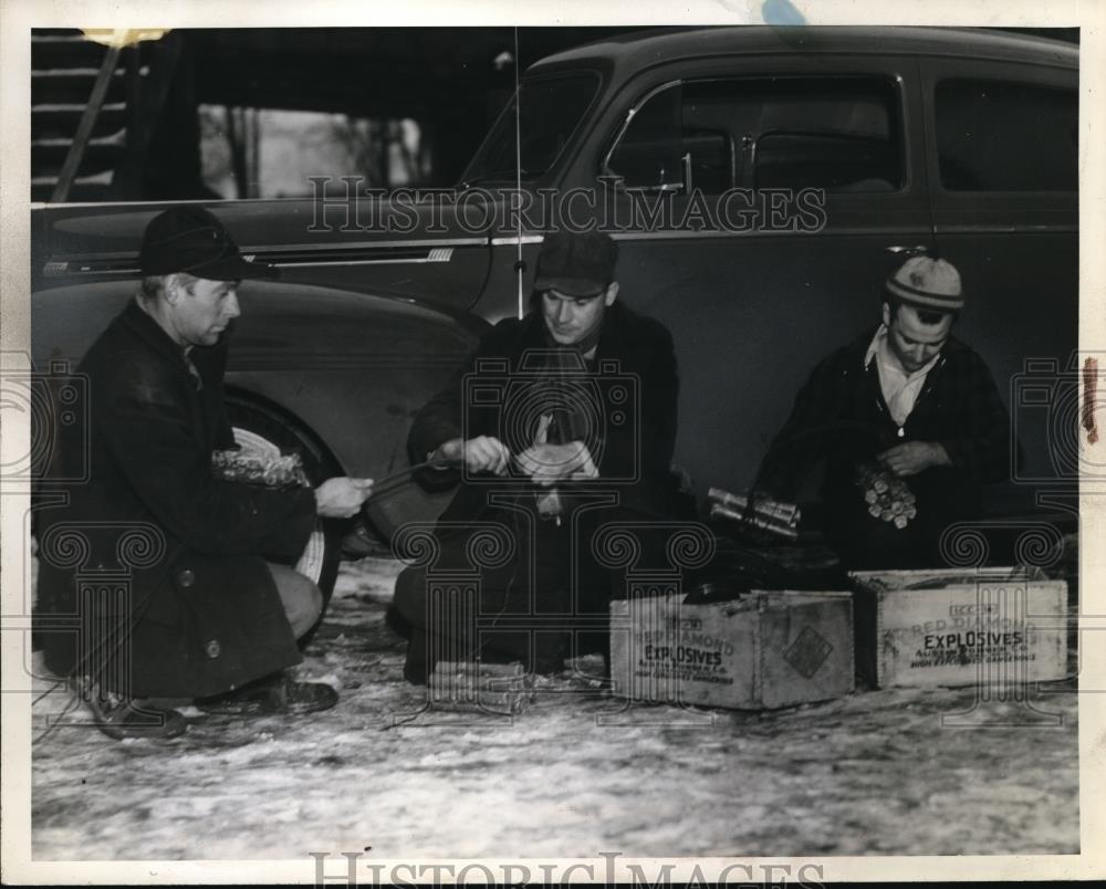 1940 Press Photo C.E. Jennison, Harry Kresse and Albert Lucci preparing dynamite - Historic Images