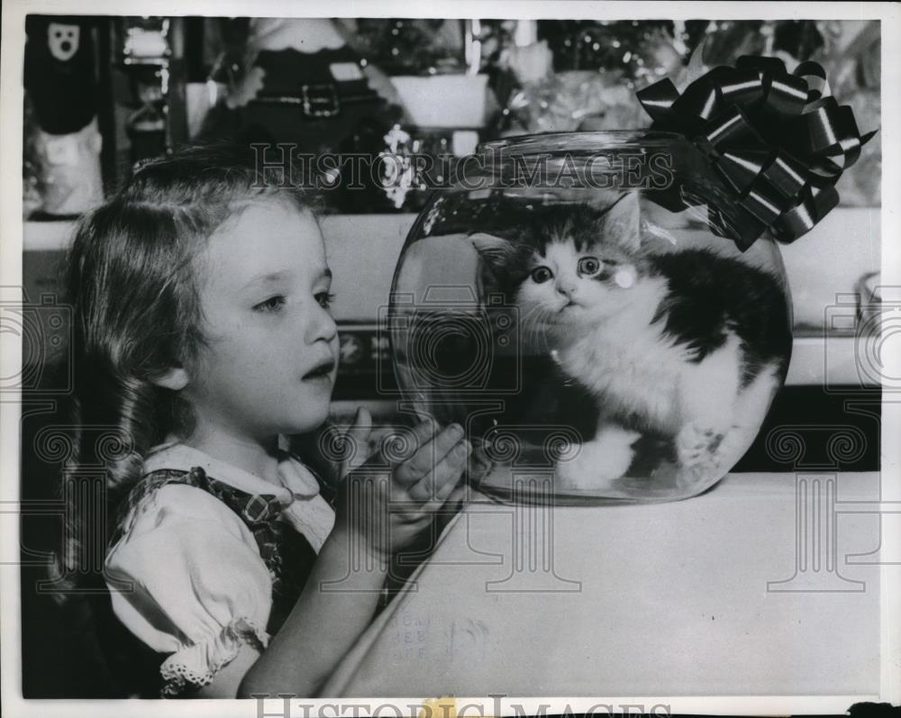 1959 Press Photo Chicago Peggy Kane stares in wonder at the kitty in the fish - Historic Images