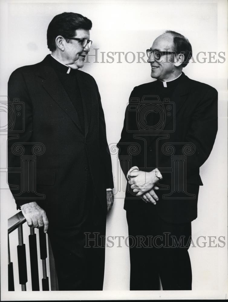 1976 Press Photo Michael J Murphy Father Gilbert Sheldon Cleveland Catholic - Historic Images