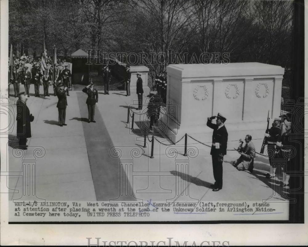 1953 Press Photo Konrad Adenauer stands at attention - Historic Images