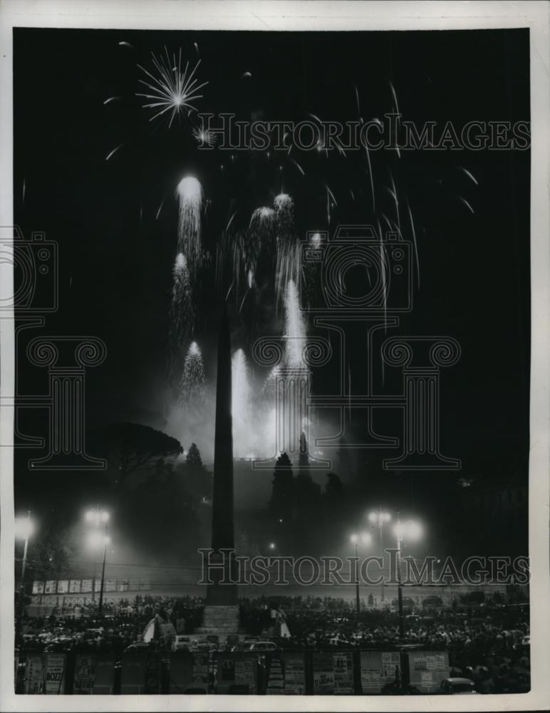 1958 Press Photo Fireworks on display at the Pincio Hill &amp; the Obelisk of Piaza - Historic Images