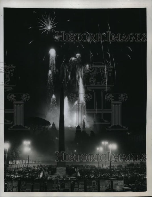 1958 Press Photo Fireworks on display at the Pincio Hill & the Obelisk of Piaza - Historic Images