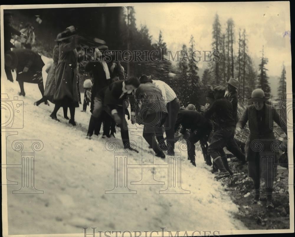 1922 Press Photo Rainier Natl Parl Gov Hart &amp; a crew remove snow from roads - Historic Images
