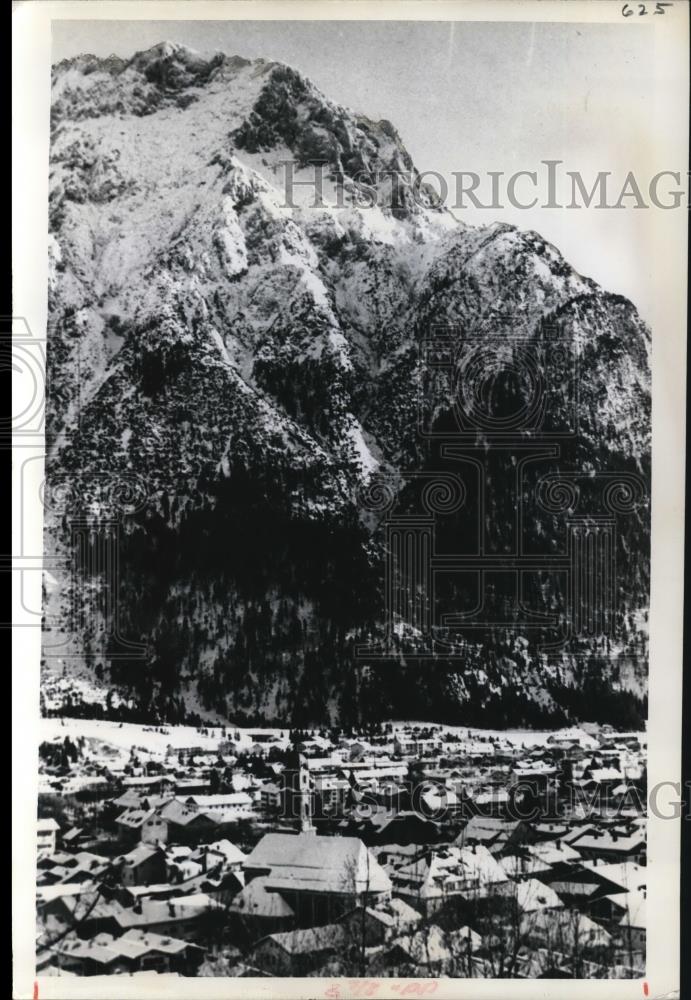 1969 Press Photo Snow capped houses in the Little Bavarian Town of Mittenwald - Historic Images