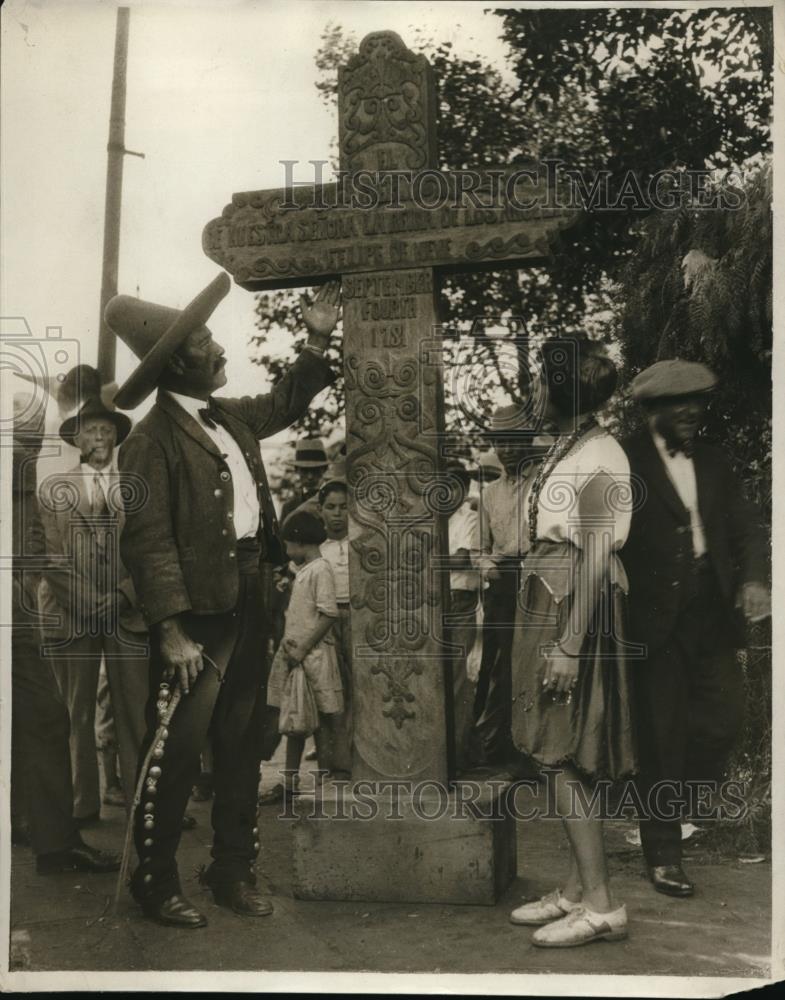 1929 Press Photo Carved cross erected at LA Calif plaza for founding anniversary - Historic Images