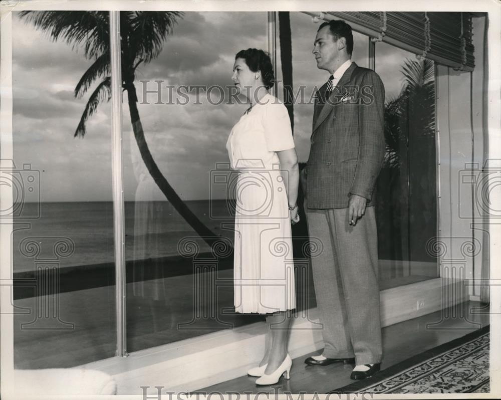 1940 Press Photo Kim Moran with husband-to-be William Ross Howard at her home - Historic Images