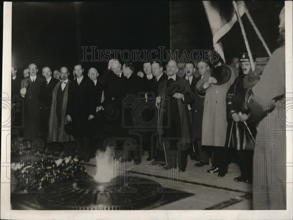 1930 Press Photo Rekindles the flame at the Tomb of the France Unknown Soldier. - Historic Images