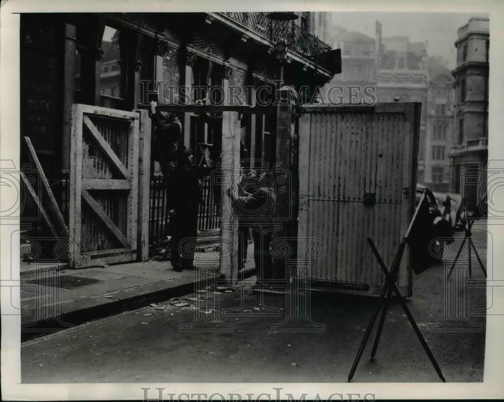 1947 Press Photo Men building a gate in Trafalgar Square - Historic Images