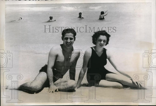1938 Press Photo Happy couple Carmen Marin & Angel Dominguez on beach - Historic Images