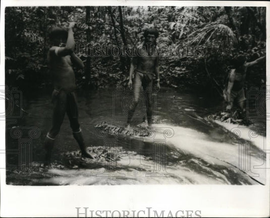 1967 Press Photo The males in Trio Village with their leaf outfit - Historic Images