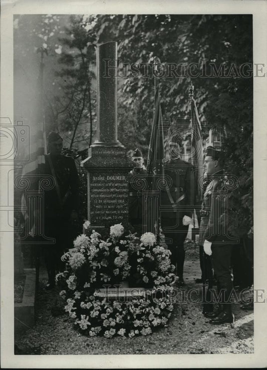1931 Press Photo American Legion guard with flags at Andre Doumer's tomb - Historic Images