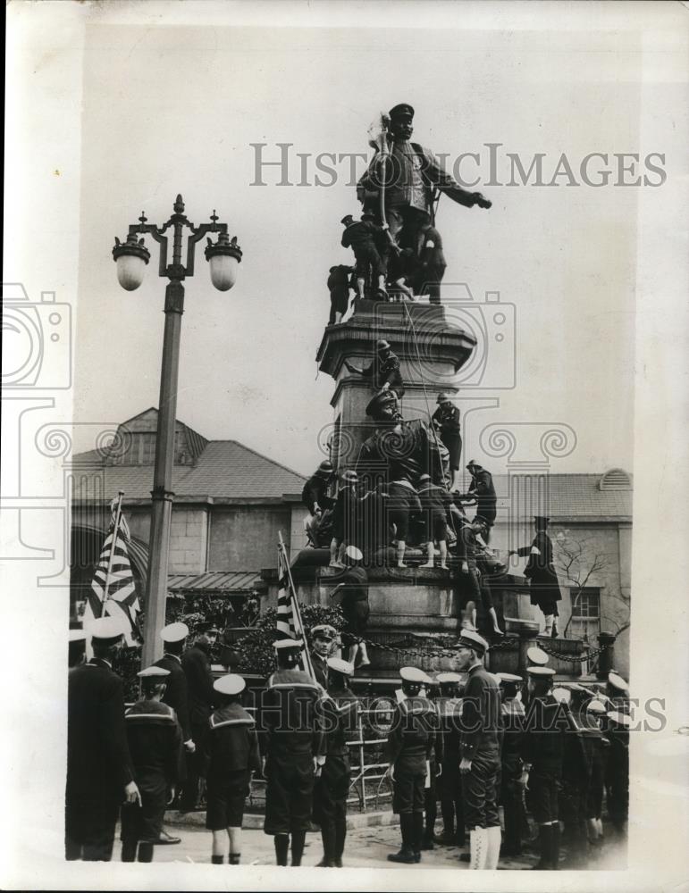 1932 Press Photo Japanese Scouts cleans Statue of Commander Takeo Hirose - Historic Images