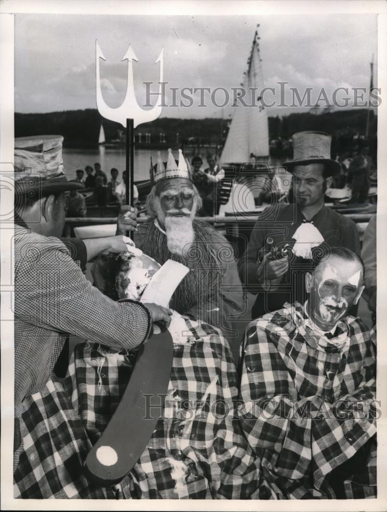 1957 Press Photo Barbers at North Sea Baptizing Neptune Costume Lake Wagingen - Historic Images