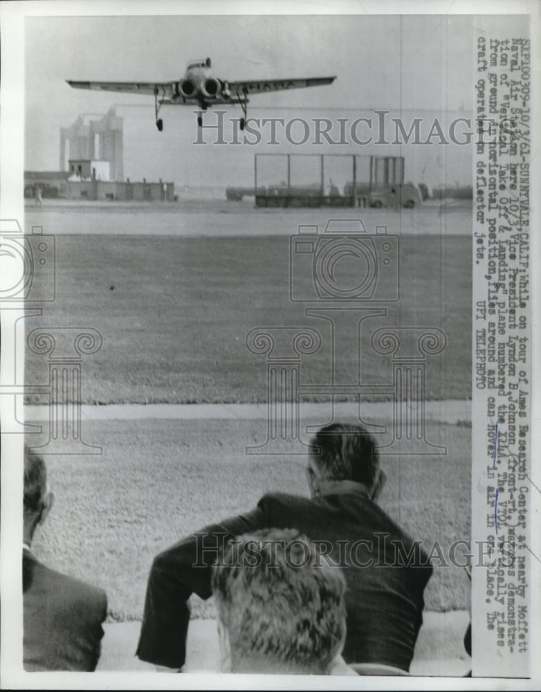 1961 Press Photo Vice President Lyndon B. Johnson watches demonstration of - Historic Images