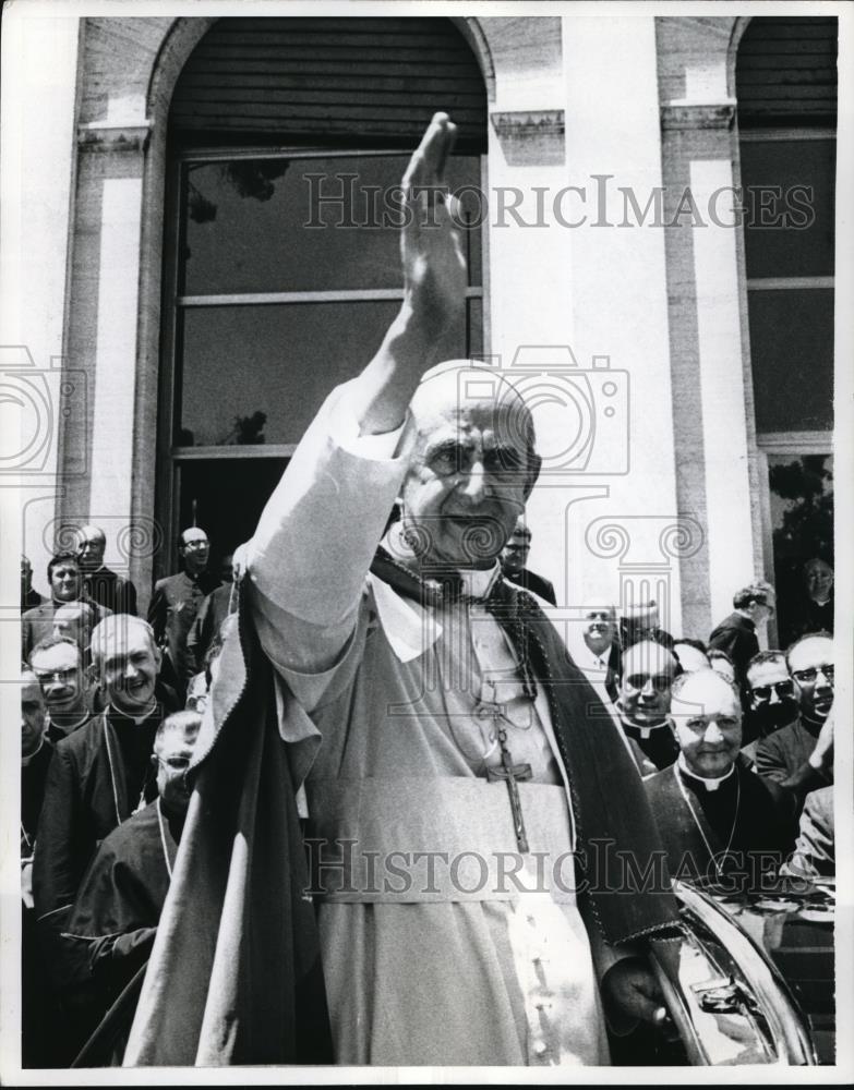 1971 Press Photo Pope Paul VI waves to crowd in Rome Italy - Historic Images