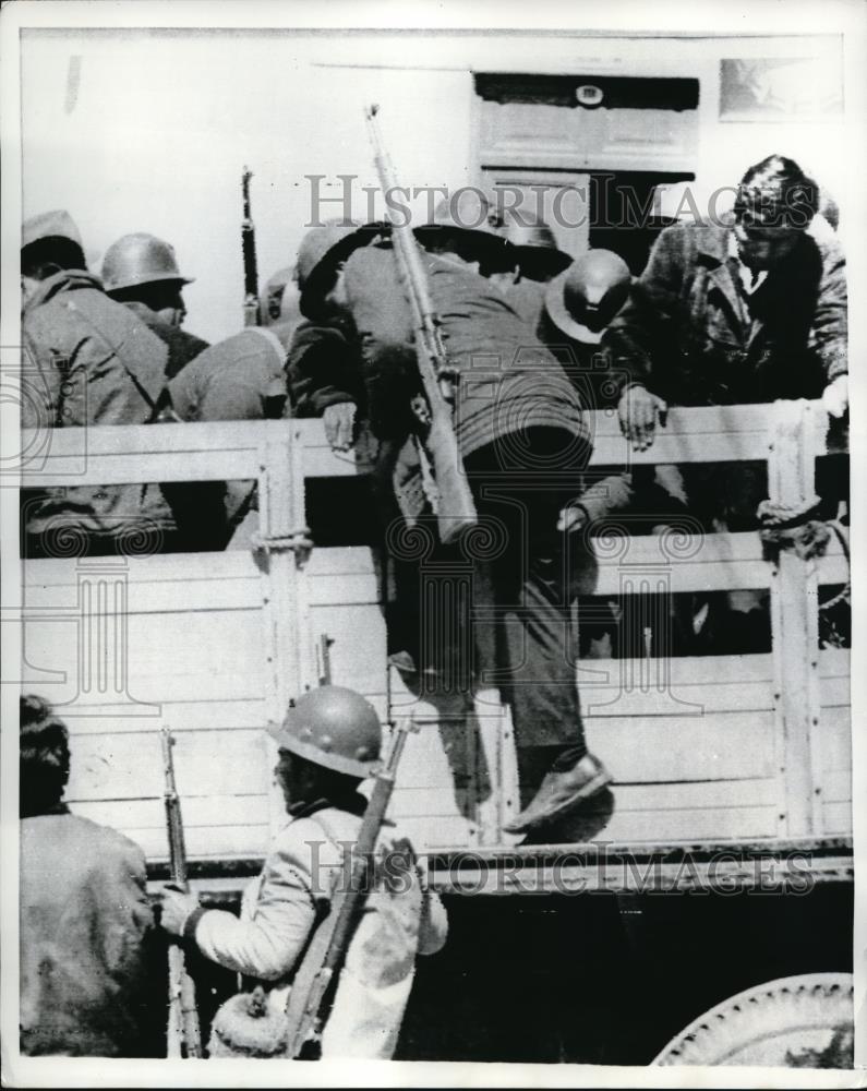 1971 Press Photo Truckload of miners arrives to defend La Paz Bolivia - Historic Images