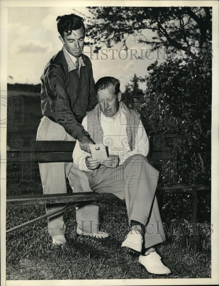 1939 Press Photo Johnny Ferrell, Willie Klein Checking Scorecard After Win - Historic Images