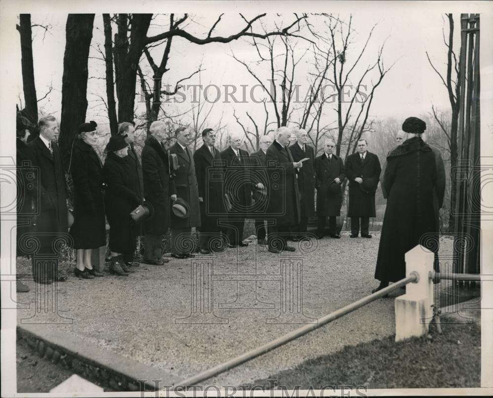 1939 Press Photo Oyster Bay LI NY Henry Stoddard at grave of T Roosevelt - Historic Images