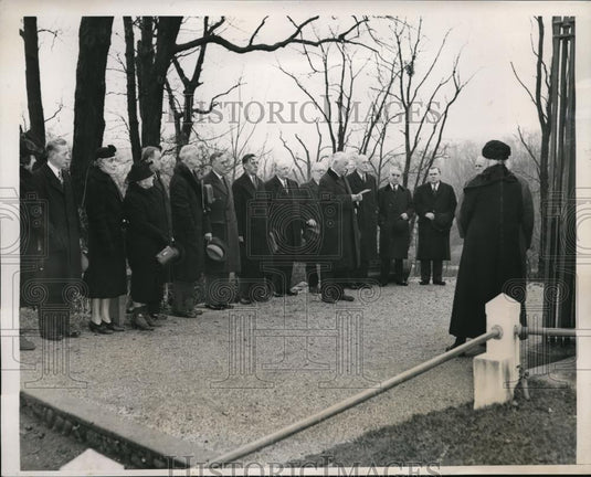 1939 Press Photo Oyster Bay LI NY Henry Stoddard at grave of T Roosevelt - Historic Images
