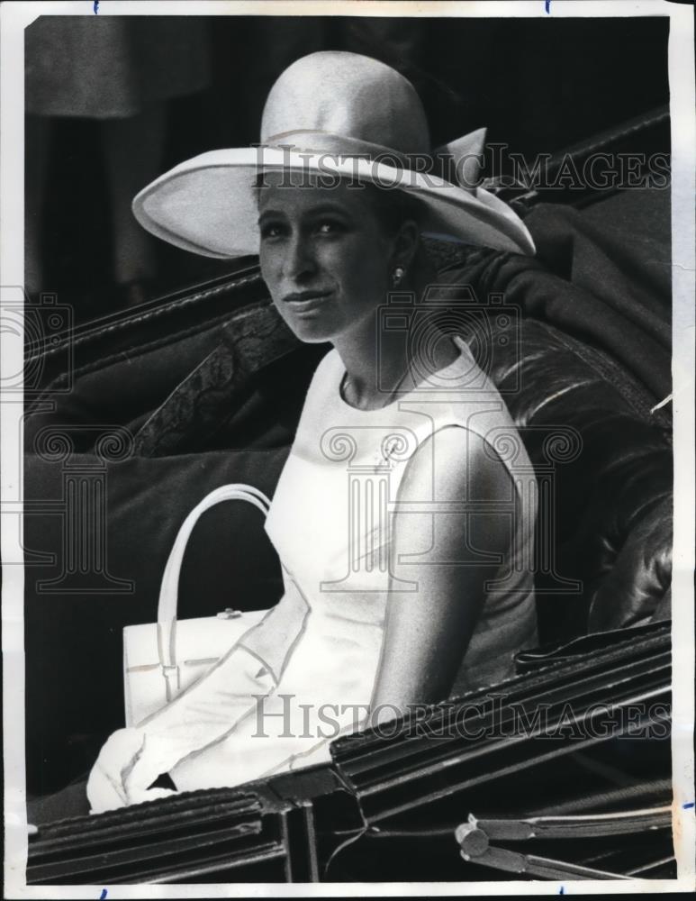 1969 Press Photo Princess Anne riding in open coach to Buckingham Palace - Historic Images