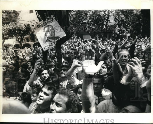 1972 Press Photo Crowd at Juan Peron Villa in Vicente Lopez Argentina - Historic Images