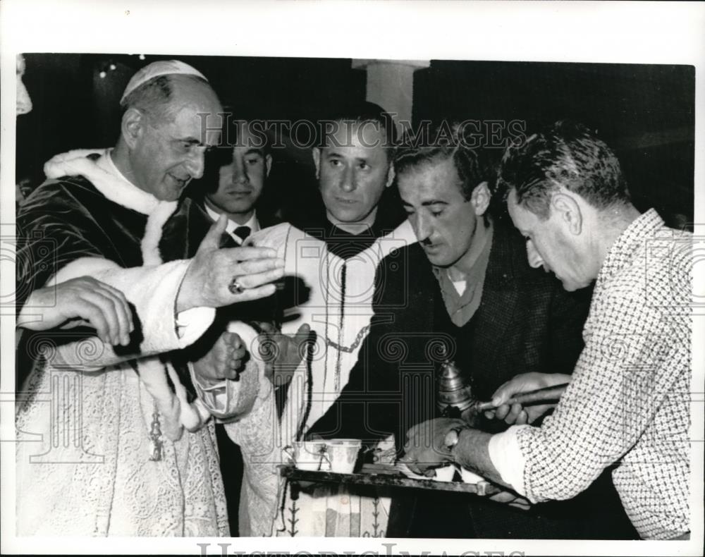 1964 Press Photo Pope Paul VI is offered a cup of coffee by a by-stander - Historic Images