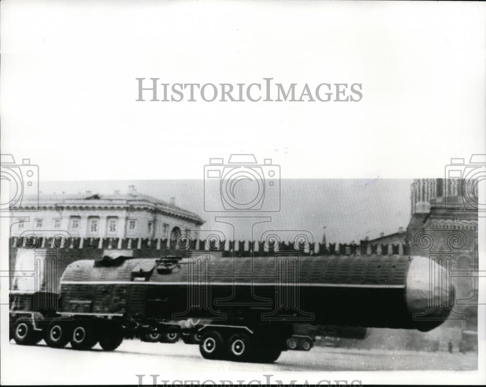 1964 Press Photo Moscow Russia largest rocket on display in Red Square - Historic Images